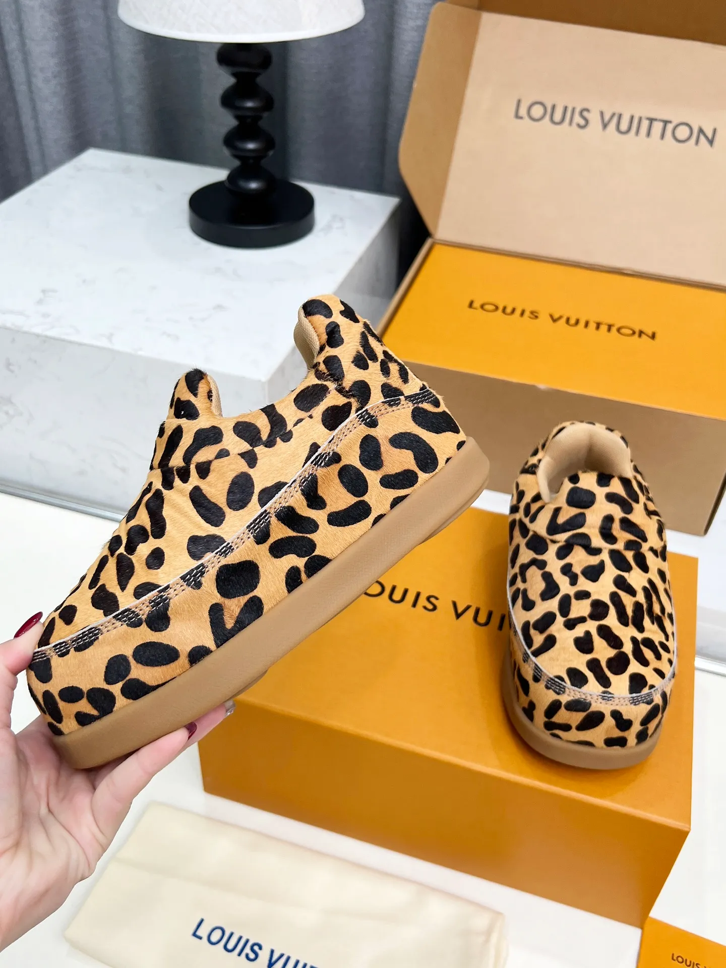 [L Family] P: 740💰 Couple model, size: women 35-41 (customized at 41 for women), 39-46 for men (customized at 45.46) The 2025 iteration of this Time Out sneaker, couple model, LV co-branded nigo, donkey brand, Louis Vuitton, ugly, cute😍Many Internet celebrities have shown off their feet, a classic and versatile item. Fabric: Imported high mercerized cow suede. Lining: high-grade elastic mesh, outsole: original molded outsole, palm print rubber outsole with hidden L letter and Monongram flower.